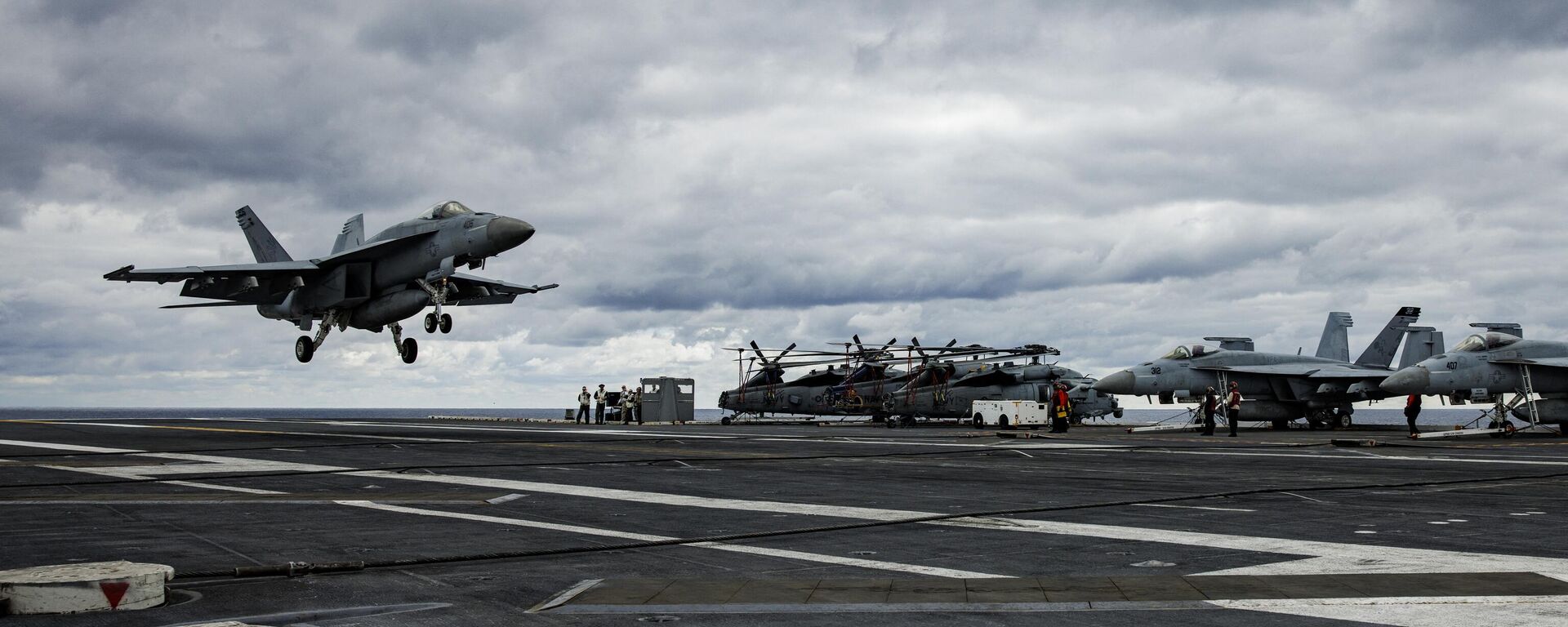 A F/A-18E Super Hornet from Strike Fighter Squadron 87 lands on the flight deck of the USS Gerald Ford in the Atlantic Ocean off the coast of the US on October 6, 2022 - Sputnik International, 1920, 28.01.2024
