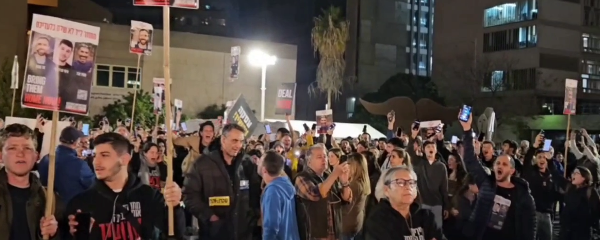 A screenshot of video from the protest site in Tel Aviv. Protesters are demanding a deal with Hamas to free the hostages. - Sputnik International, 1920, 20.01.2024