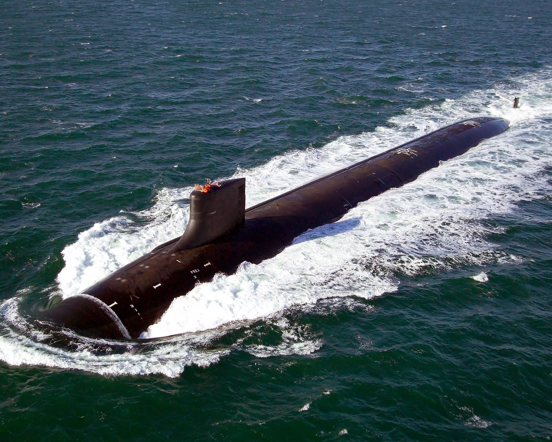 Esta imagem de folheto da Marinha dos EUA obtida em 6 de fevereiro de 2005 mostra o submarino de ataque com propulsão nuclear da classe Seawolf, Jimmy Carter (SSN 23), em andamento durante testes no mar.  - Sputnik Internacional, 1920, 21/01/2024