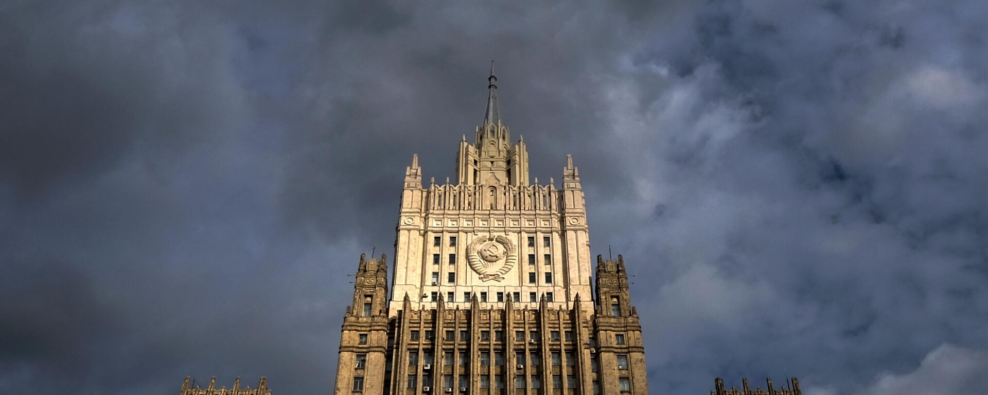 Russian Foreign Affairs Ministry building dominates the landscape against the sky, in Moscow - Sputnik International, 1920, 25.03.2024