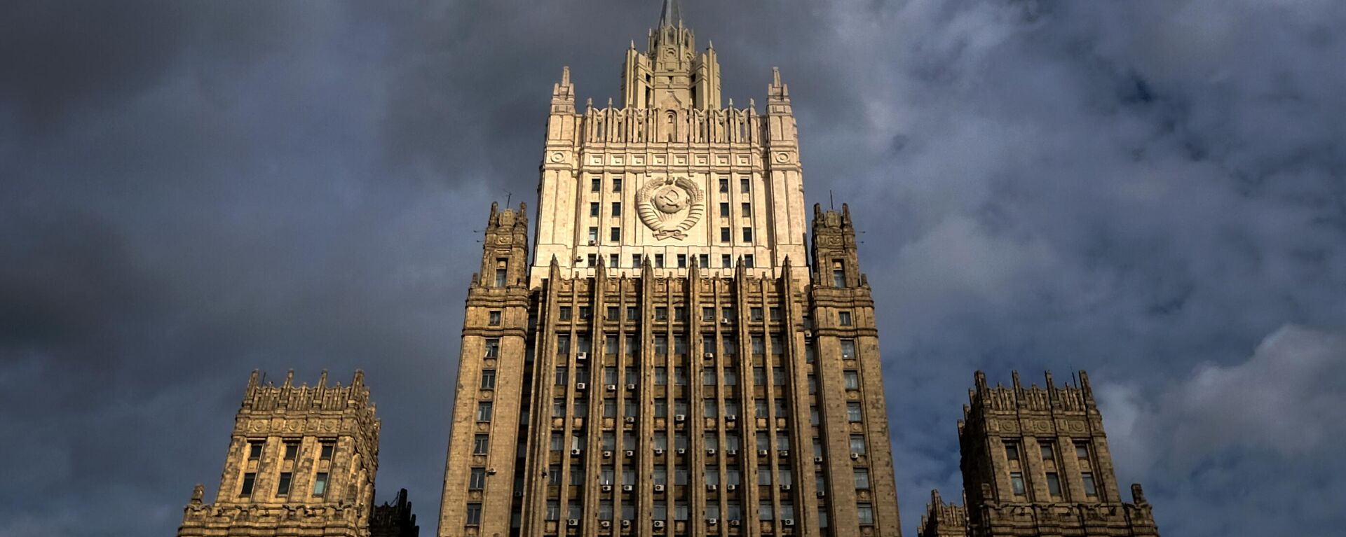 Russian Foreign Affairs Ministry building dominates the landscape against the sky, in Moscow - Sputnik International, 1920, 25.03.2024