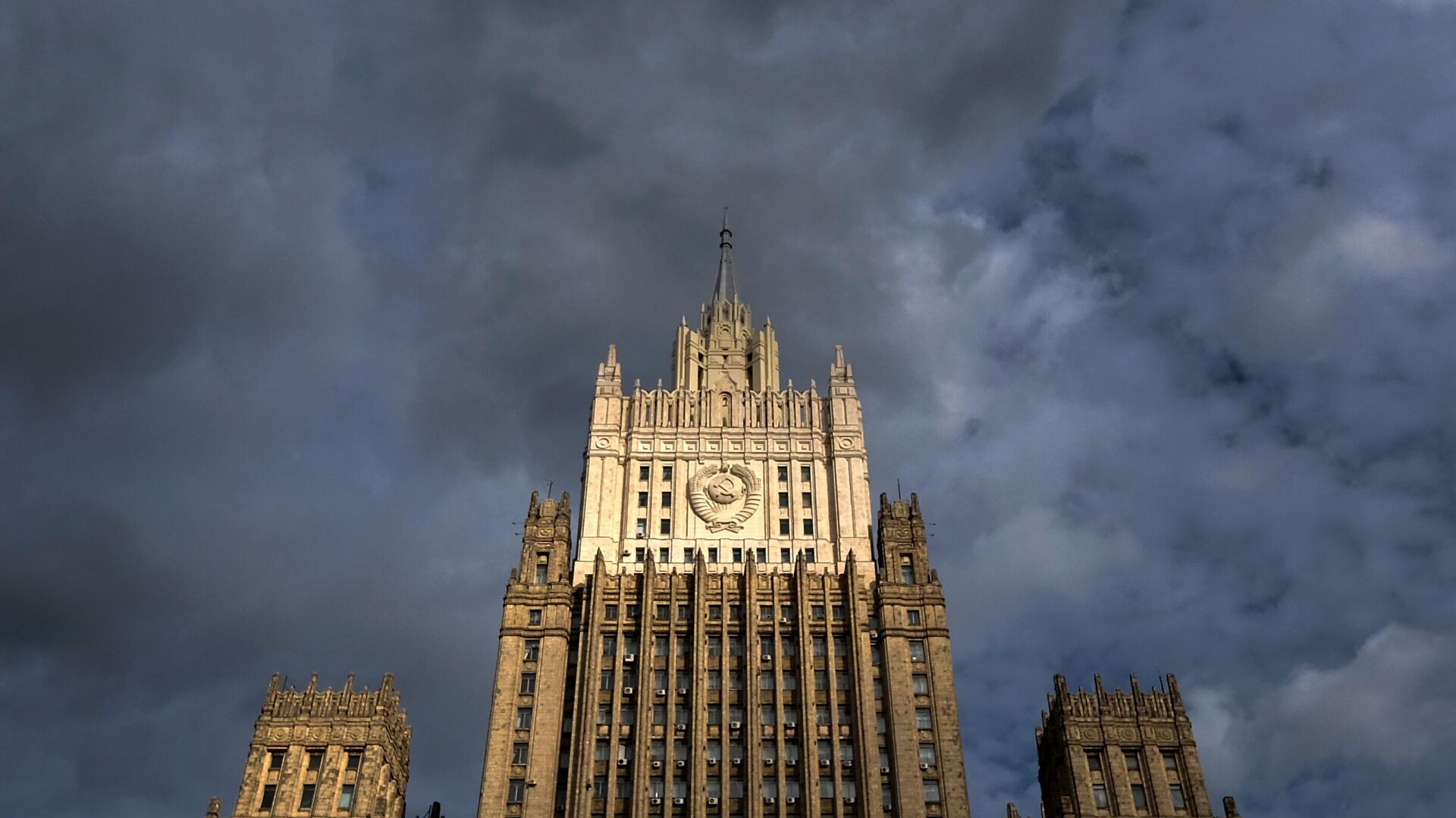 Russian Foreign Affairs Ministry building dominates the landscape against the sky, in Moscow - Sputnik International, 1920, 21.01.2024