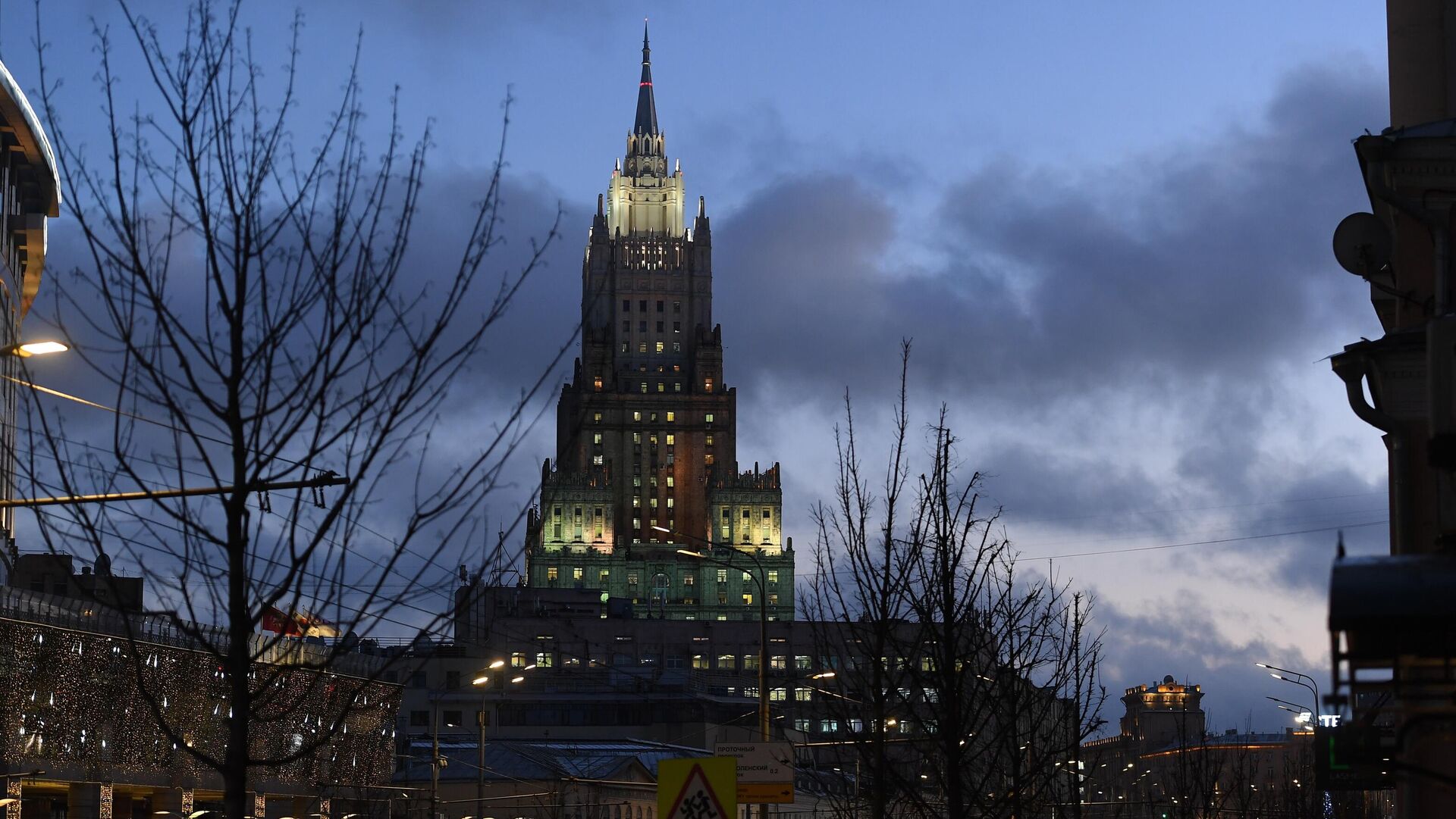 Cars move past Russian Foreign Ministry building, in Moscow, Russia. Cars move past Russian Foreign Ministry building, in Moscow, Russia. - Sputnik International, 1920, 06.02.2024