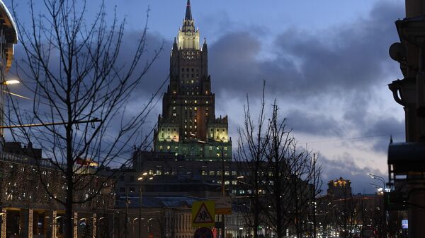 Cars move past Russian Foreign Ministry building, in Moscow, Russia. - Sputnik International