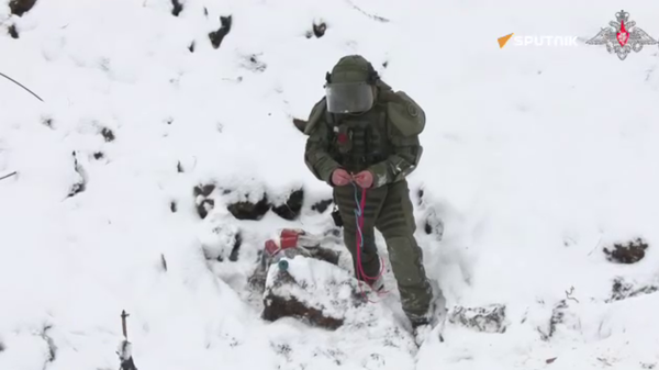 Russian Combat Engineers disposed of around 800 explosive devices in Ukraine - Sputnik International