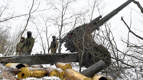 Russian artillerymen stand near a 2A65 Msta-B 152 mm towed howitzer at the firing position, as Russia's military operation in Ukraine continues, at unknown location. - Sputnik International
