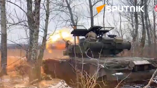 Russian T-80BV tank crews wipe out Ukrainian strongholds and dugouts in Kupyansk suburbs - Sputnik International