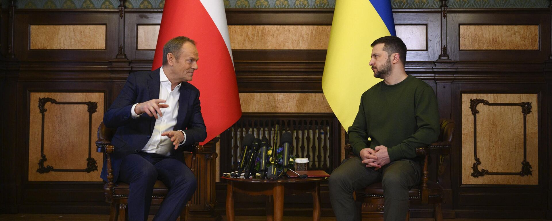 Poland's Prime Minister Donald Tusk, left, and Ukrainian President Volodymyr Zelensky talk during their meeting in Kiev, Ukraine, Monday, Jan. 22, 2024. - Sputnik International, 1920, 09.07.2024