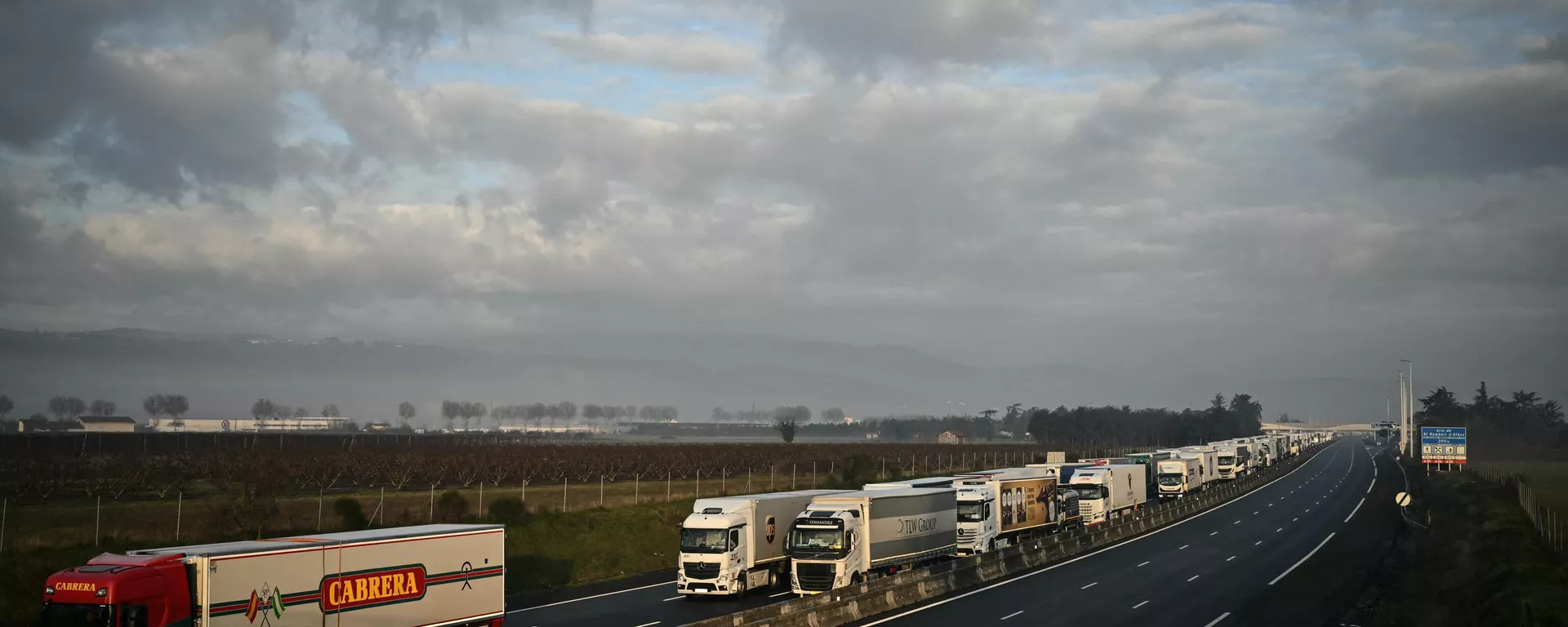 This photograph shows traffic queing on the A7 motorway as a result of a farmer's blockade.  - Sputnik International, 1920, 01.02.2024