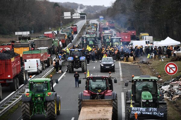 Farmers block the A62 highway to protest against taxes and a drop in their income near Agen. - Sputnik International