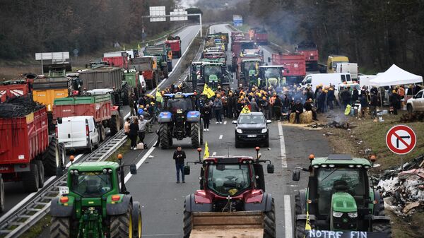 Farmers block the A62 highway to protest over taxation and declining income, near Agen. - Sputnik International