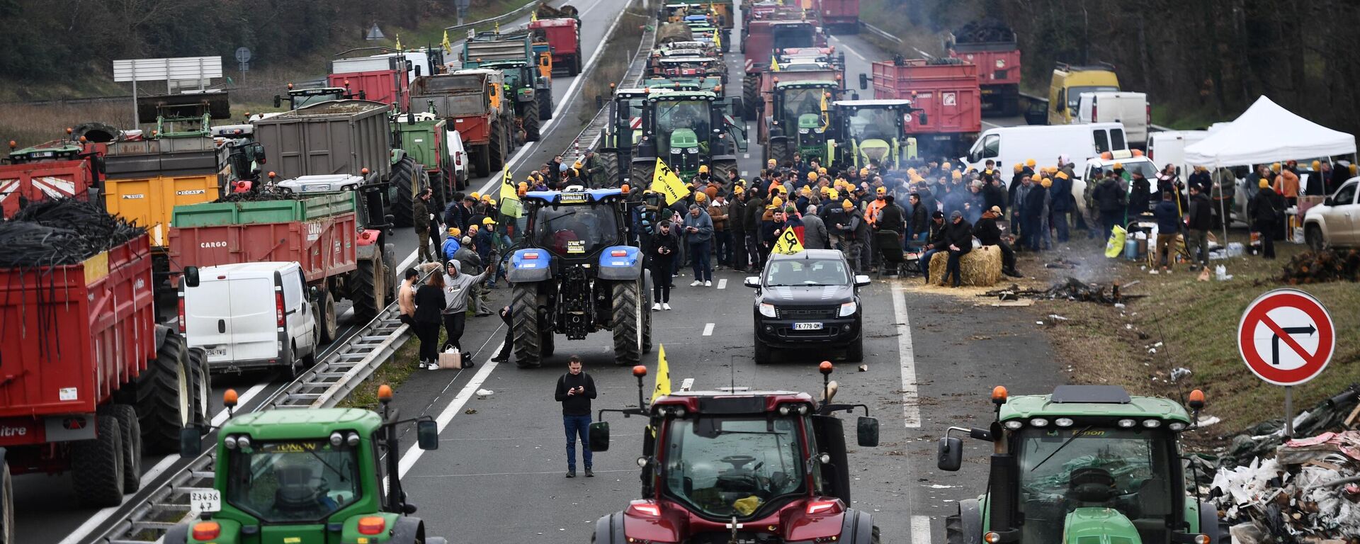 Farmers block the A62 highway to protest over taxation and declining income, near Agen. - Sputnik International, 1920, 25.01.2024