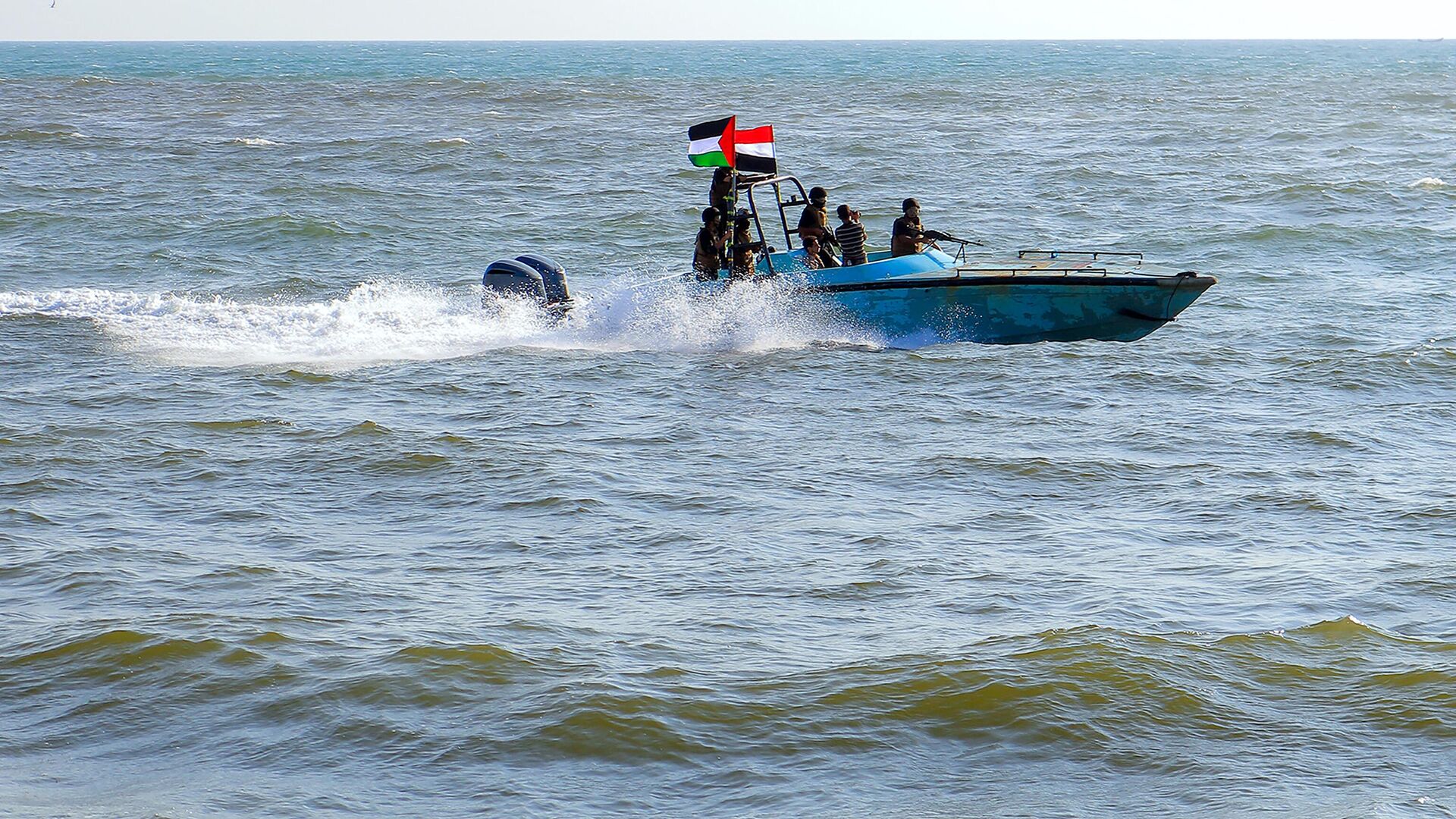 Members of the Yemeni Coast Guard affiliated with the Houthi group patrol the seaю - Sputnik International, 1920, 06.02.2024