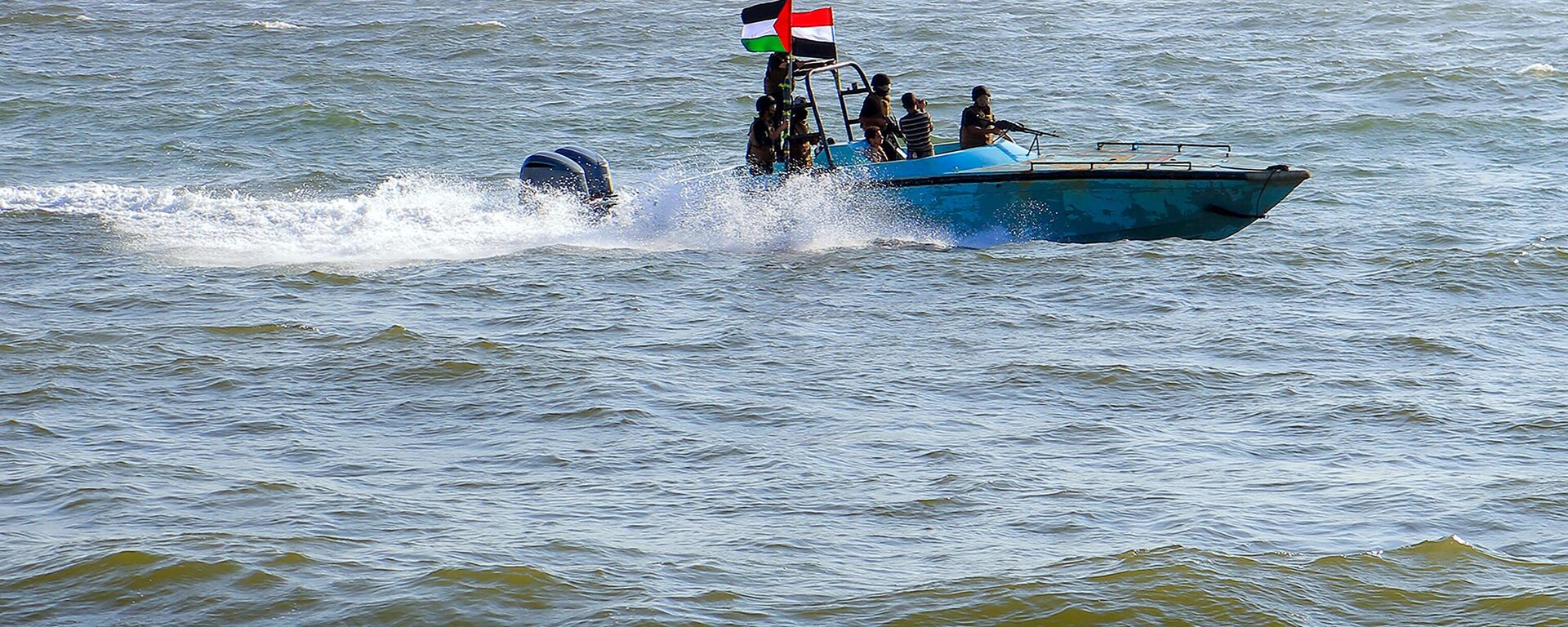 Members of the Yemeni Coast Guard affiliated with the Houthi group patrol the seaю - Sputnik International, 1920, 06.02.2024