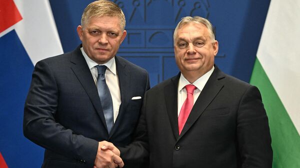 Slovakian Prime Minister Robert Fico (L) and his Hungarian counterpart Viktor Orban in Budapest, on January 16, 2024. - Sputnik International