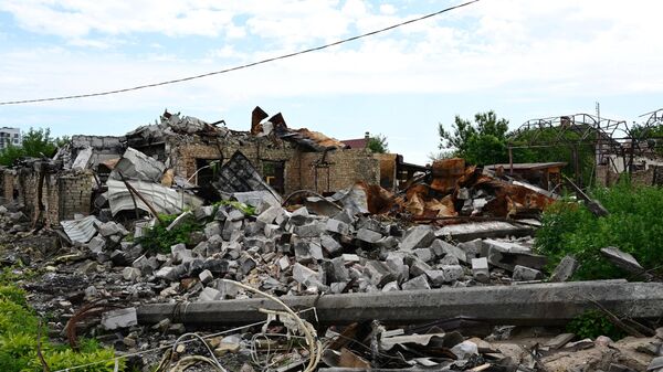 A picture taken on July 3, 2022 shows destroyed buildings in a residential area near Irpin, on Vokzalnaya street, which links the Ukrainian cities of Bucha and Irpin, amid the Russian invasion of Ukraine - Sputnik International