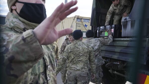 Американские войска загружают оборудование в грузовики в Жешуве, Польша - Sputnik International