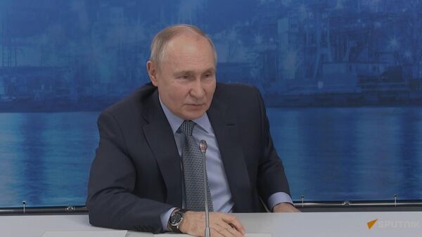Vladimir Putin at the meeting with students who have served in special op - Sputnik International