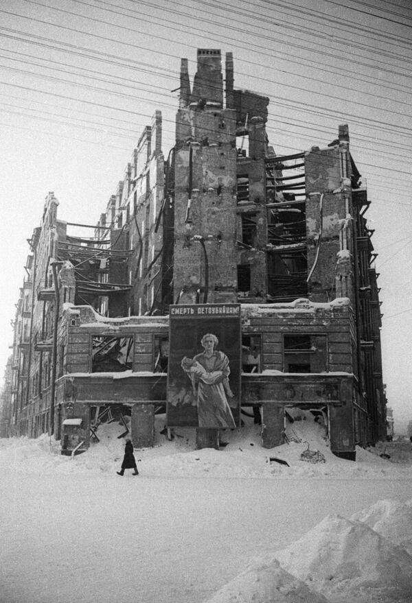 A destroyed apartment house on Ligovsky Prospekt after the bombing of Leningrad. - Sputnik International