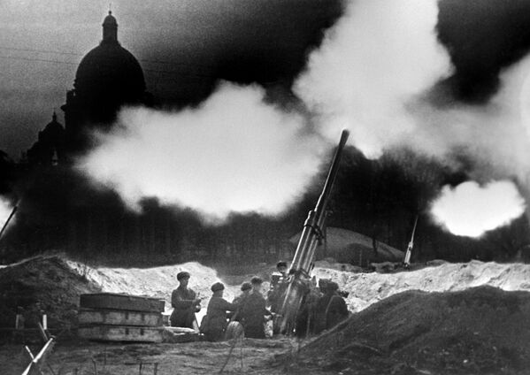 The Siege of Leningrad. A battery of anti-aircraft guns at St. Isaac&#x27;s Cathedral fires to repel a night raid by German aircraft. - Sputnik International