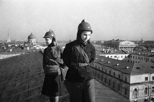 Local anti-aircraft defense fighters stand guard on the roof of the Academy of Sciences building. - Sputnik International