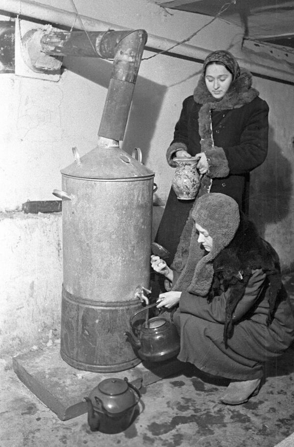 Residents of the besieged Leningrad receive hot water in the basement of the house manager&#x27;s office.  - Sputnik International