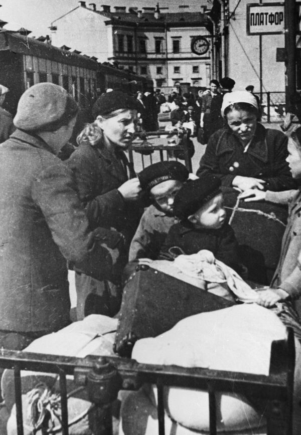 Evacuation of children from besieged Leningrad. - Sputnik International