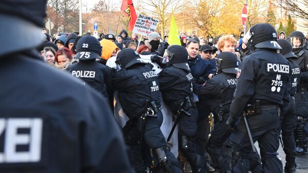 Police force demonstrators back during protests against the congress of the Alternative for Germany (AfD) right-wing party on November 30, 2019 in Braunschweig, in north-central Germany - Sputnik International