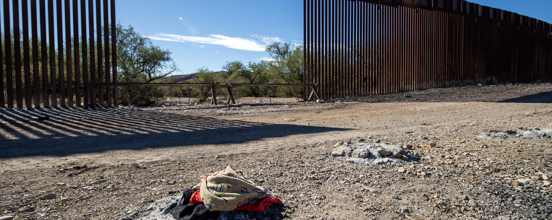 Ashes from bonfires are pictured next to the US-Mexico border wall in Sasabe, Arizona, on December 5, 2023. Jaguars don't understand borders, but where the United States meets Mexico, they are having to adapt to them - Sputnik International, 1920, 27.01.2024