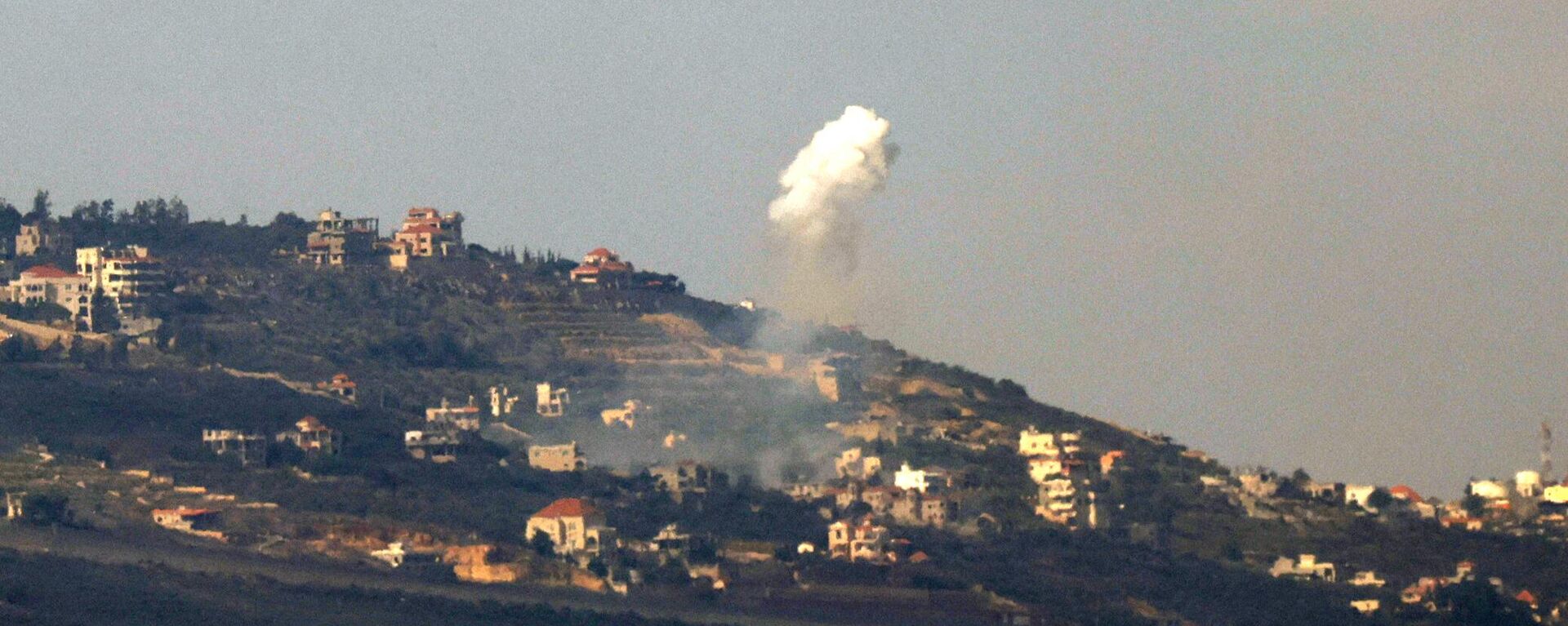 This picture taken from an Israeli position along the border with southern Lebanon shows smoke billowing above the Lebanese village of Odaisseh during Israeli bombardment on January 22, 2024, amid ongoing cross-border tensions as fighting continues between Israel and Hamas militants in Gaza - Sputnik International, 1920, 28.01.2024