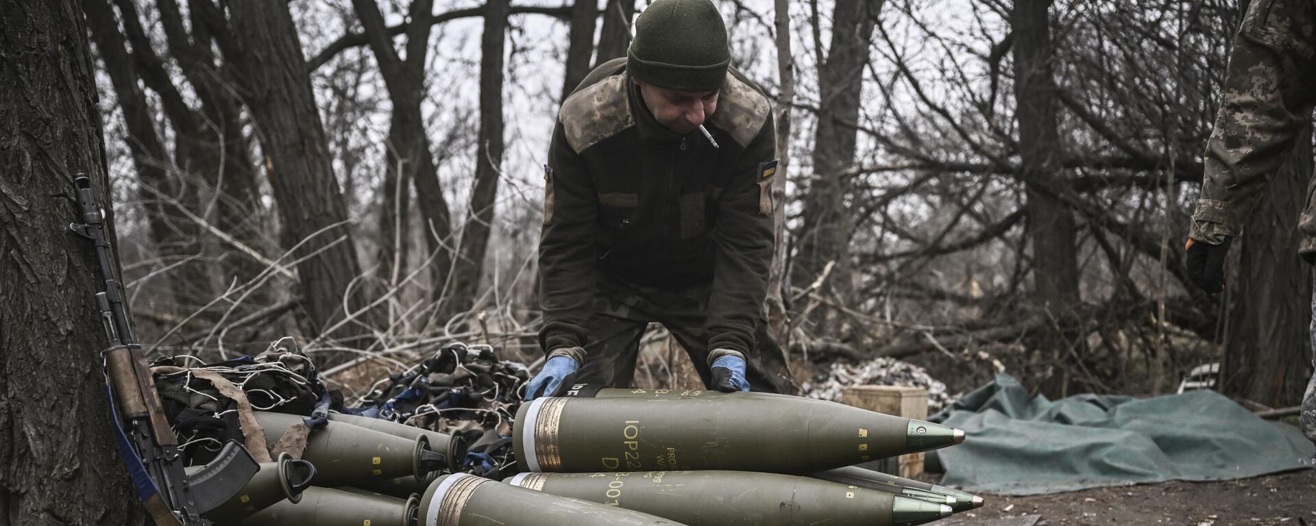 A Ukrainian serviceman prepares 155mm artillery shells near Artemovsk, Donetsk People's Republic, on March 17, 2023. - Sputnik International, 1920, 30.01.2024