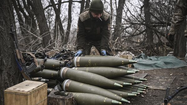 A Ukrainian serviceman prepares 155mm artillery shells near Artemovsk, Donetsk People's Republic, on March 17, 2023. - Sputnik International