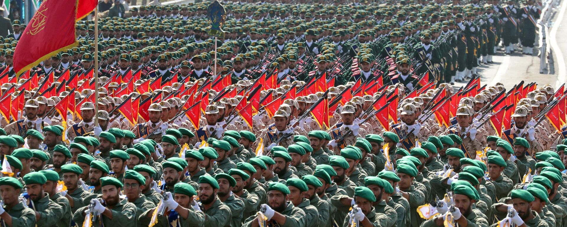 Iranian soldiers march during the annual military parade marking the anniversary of the outbreak of the devastating 1980-1988 war with Saddam Hussein's Iraq, in the capital Tehran on September 22, 2022.  - Sputnik International, 1920, 29.01.2024