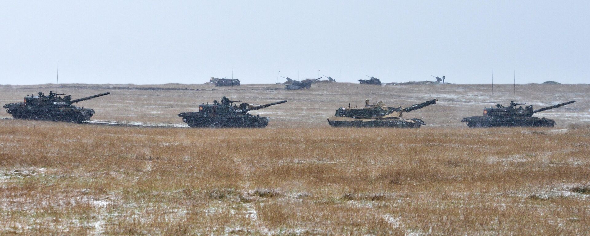 Romanian tanks TR-85M1 Bizonul and American main battle tank M1A1 Abrams at the US and Romania joint military exercise within operation Atlantic Resolve in Romania. - Sputnik International, 1920, 29.01.2024