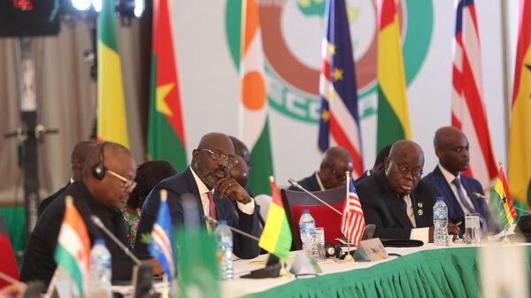 Liberiaґs President George Weah (2nd L) and Ghana President Nana Akufo-Addo (2nd R) react during the 64th Economic Community of West African States (ECOWAS) Head of States and Government ordinary session in Abuja on December 10, 2023 - Sputnik International