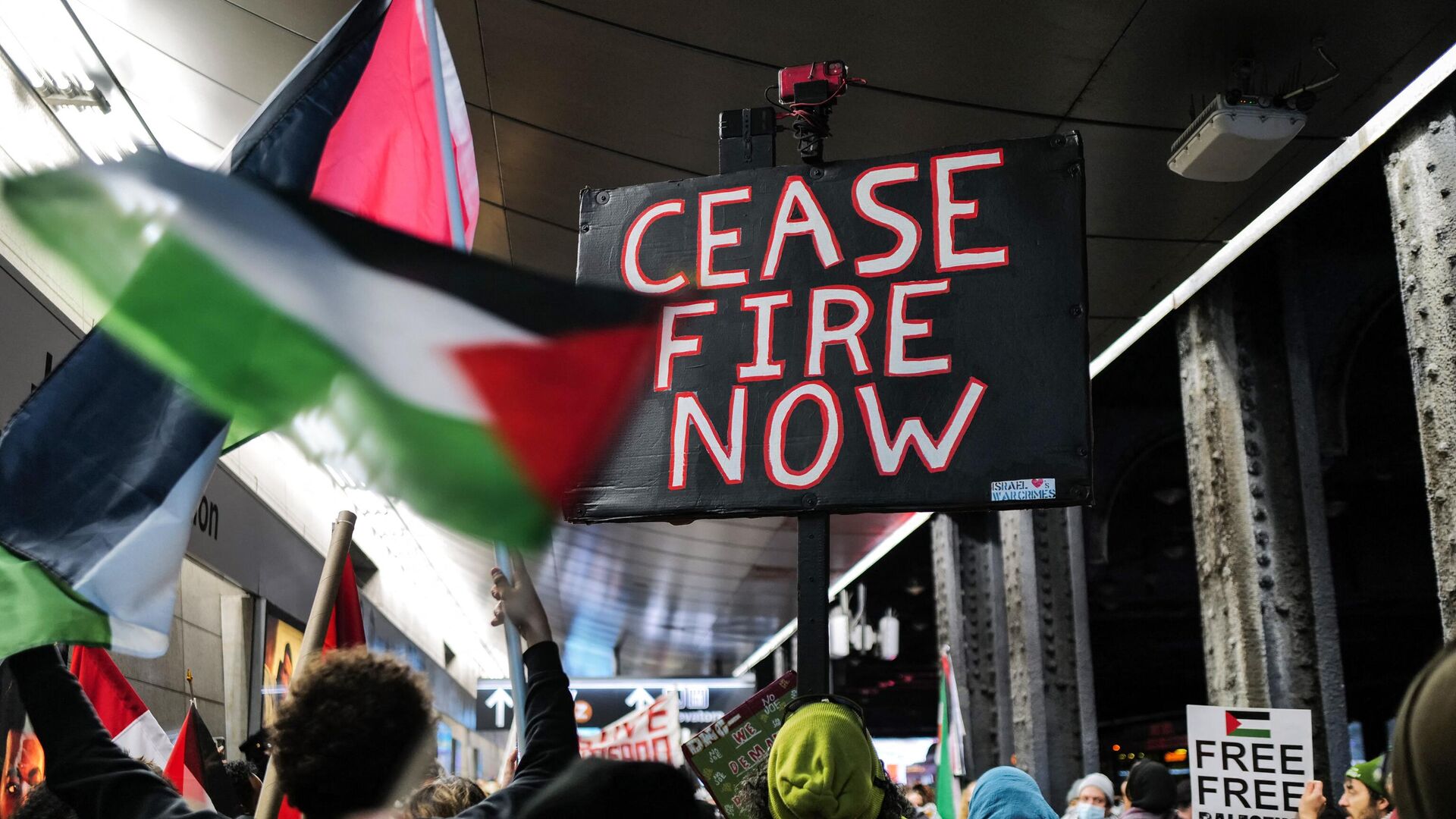 Pro-Palestine protester gather at Jamaica train station in New York City on January 27, 2024. Intense fighting raged in the Gaza city of Khan Yunis, the main theatre of conflict where the Israeli army is targeting Hamas - Sputnik International, 1920, 10.02.2024