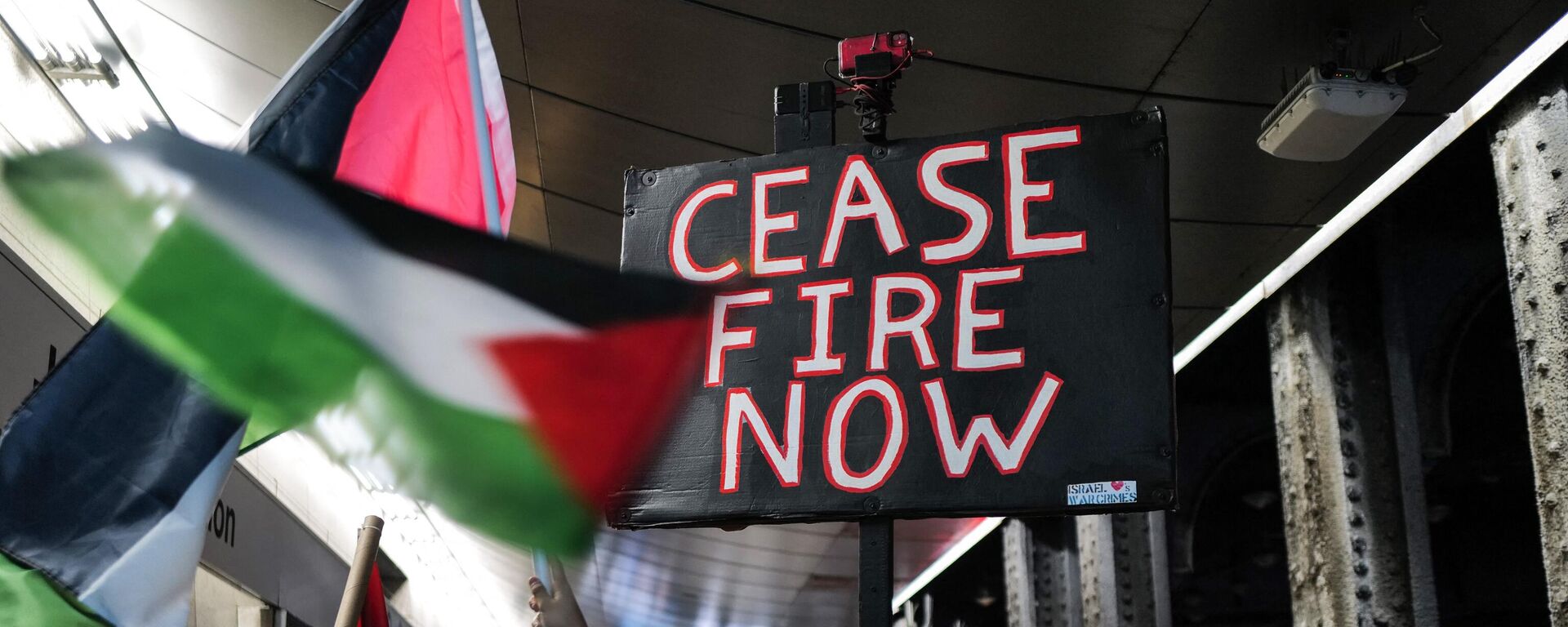 Pro-Palestine protester gather at Jamaica train station in New York City on January 27, 2024. Intense fighting raged in the Gaza city of Khan Yunis, the main theatre of conflict where the Israeli army is targeting Hamas - Sputnik International, 1920, 30.01.2024