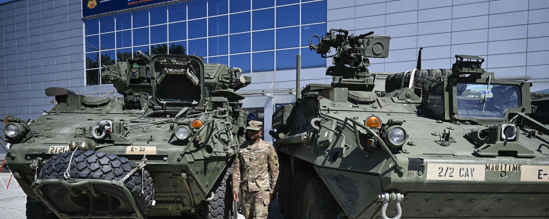 A US soldier stands between a Joint light Tactical vehicle (L) and a Stryker Infantry carrier vehicle during the 15th Defence Equipment and Services Exhibition HEMUS-Defence, Anti-terrorism and Security in Plovdiv, Bulgaria, on June 1, 2022.  - Sputnik International, 1920, 30.01.2024