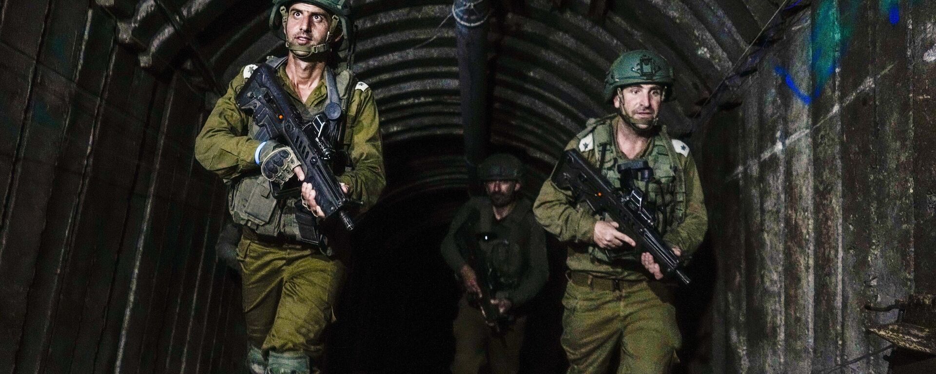 Israeli soldiers are seen in a tunnel that the military says Hamas militants used to attack the Erez crossing in the northern Gaza Strip - Sputnik International, 1920, 09.02.2024