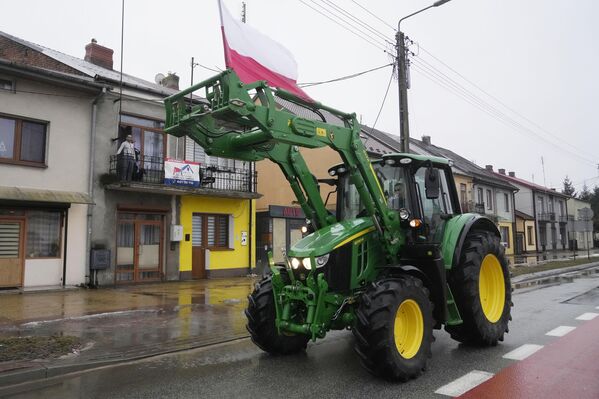 Farmers in Poland express their frustration with EU regulations by engaging in a slow-driving demonstration with their tractors on a road in Deblin, Poland. The objective is to disrupt traffic and gain public attention. - Sputnik International