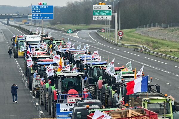 With a legion of tractors, farmers block the A4 highway near Jossigny, east of Paris, amid nationwide protests organized by several farmers unions over pay, tax and regulation issues. - Sputnik International