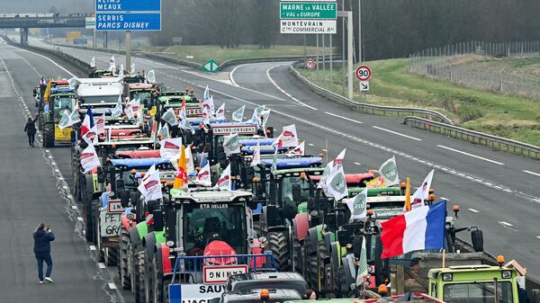 Farmers block with their tractors the A4 highway near Jossigny, east of Paris, amid nationwide protests called by several farmers unions on pay, tax and regulations.  - Sputnik International