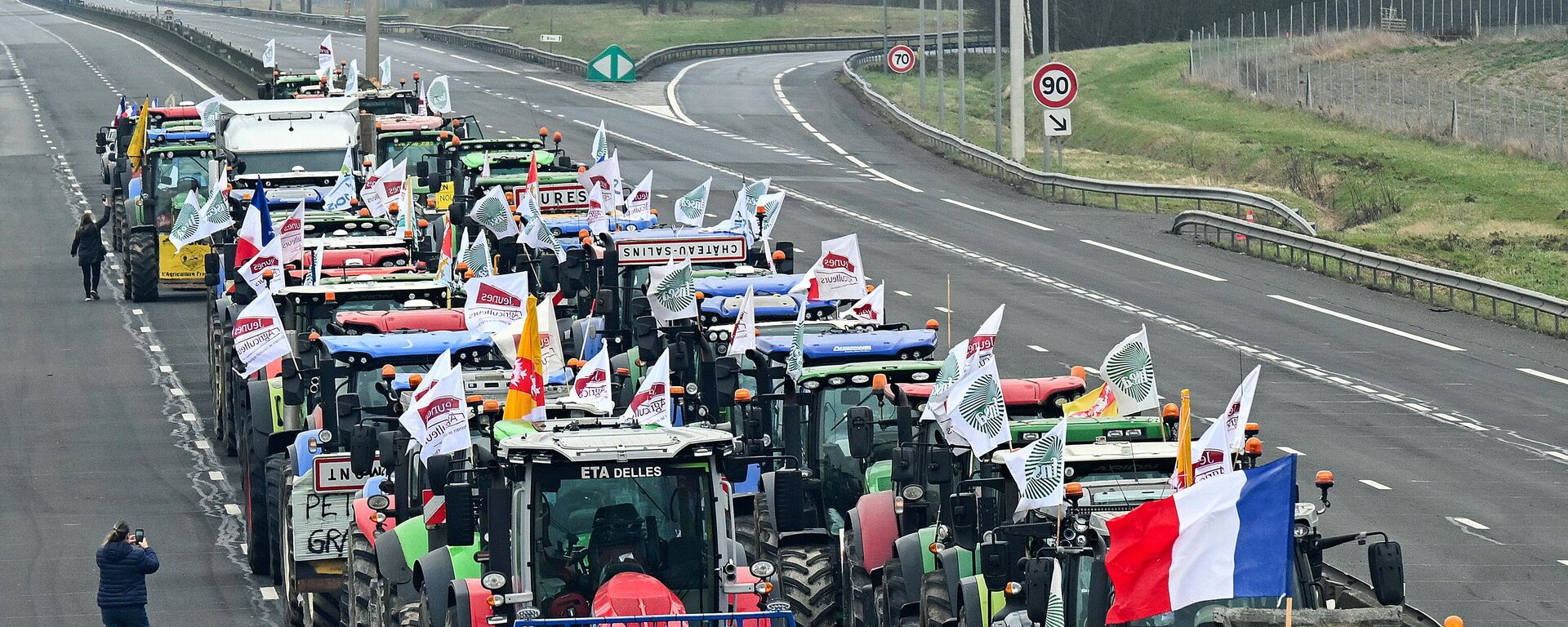 With a legion of tractors, farmers block the A4 highway near Jossigny, east of Paris, amid nationwide protests called by several farmers unions over pay, tax and regulation issues. - Sputnik International, 1920, 31.01.2024