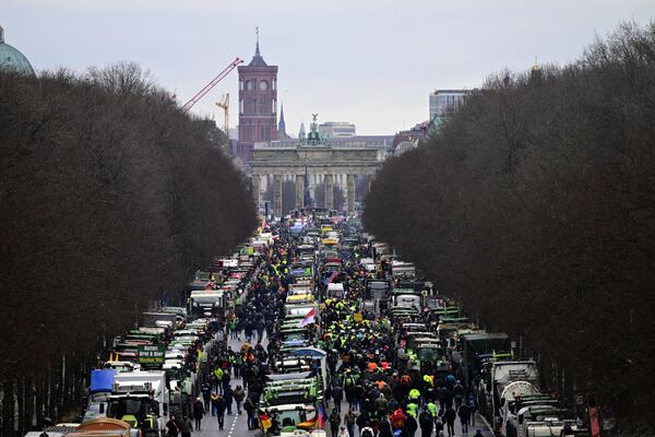 Tractors and trucks flood  Berlin&#x27;s iconic Brandenburg gate. In the backdrop, the Red City Hall of the German capital is visible. This powerful scene unfolds as farmers and truck drivers unite in protest, making their voices heard in Berlin. - Sputnik International