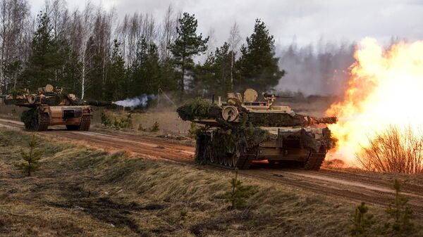 M1 Abrams tanks on the road in Latvia - Sputnik International