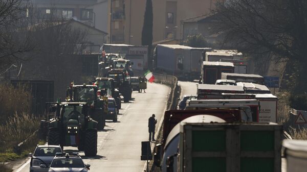 Farmers run with their tractors on the high speed road in Orte, Italy, Wednesday, Jan. 31, 2024. Farmers have been protesting in various parts of Italy and Europe against EU agriculture policies. - Sputnik International