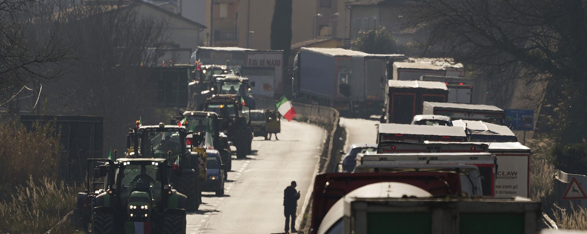 Farmers run with their tractors on the high speed road in Orte, Italy, Wednesday, Jan. 31, 2024. Farmers have been protesting in various parts of Italy and Europe against EU agriculture policies. - Sputnik International, 1920, 31.01.2024
