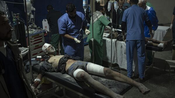 Палестинцы, раненые в результате израильской бомбардировки сектора Газа, прибывают в больницу в Рафахе - Sputnik International