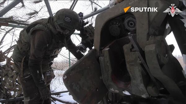 Russian D-30 howitzer crew strikes Ukrainian positions near Artemovsk - Sputnik International