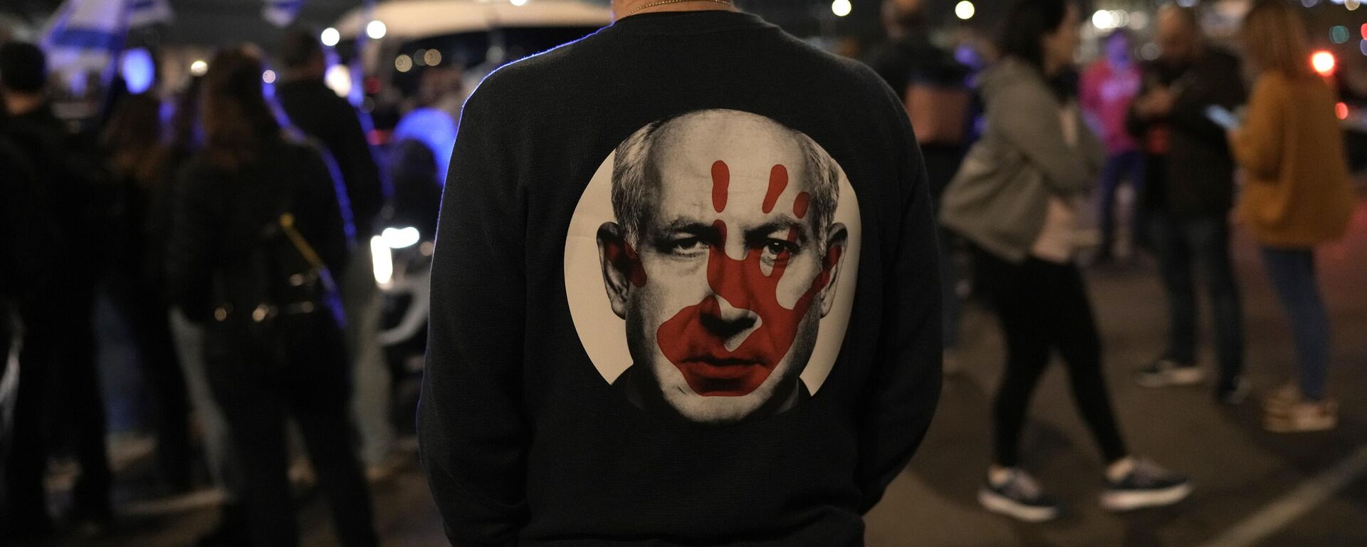 A protester wears a shirt depicting Israeli Prime Minister Benjamin Netanyahu attempt during a demonstration to demand the release of the hostages taken by Hamas militants into the Gaza Strip - Sputnik International, 1920, 01.02.2024